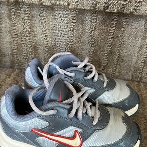 Nike Kids Sneakers in Gray with Red Accents